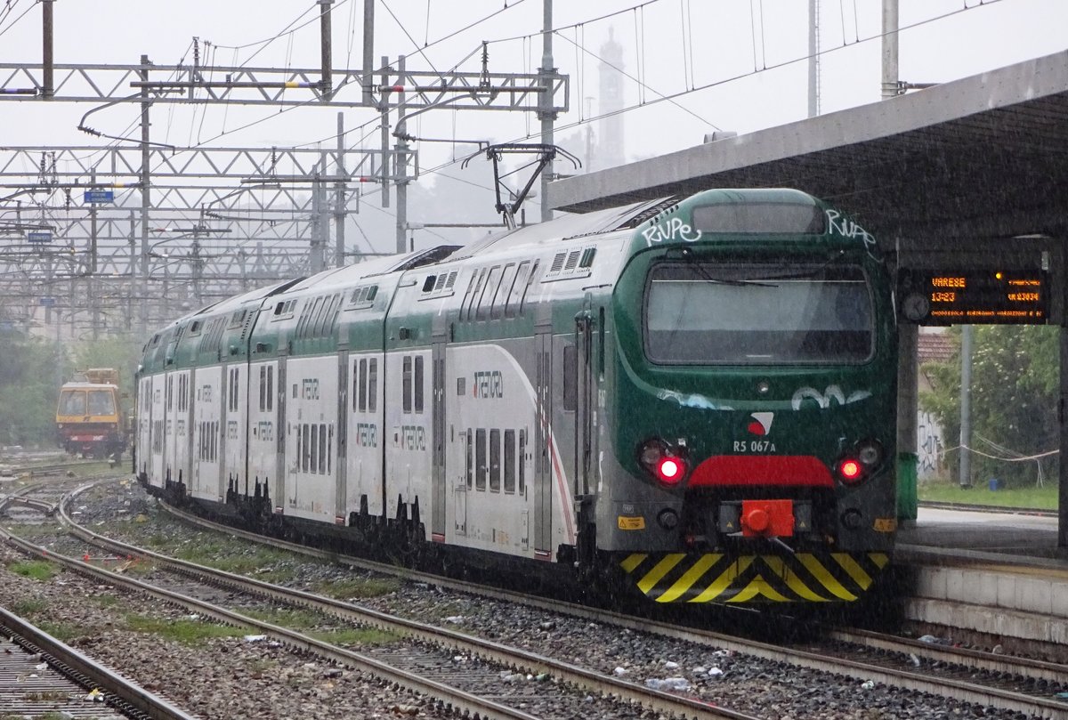 In stromender Regen verlässt TreNord TAF 067 Gallarate. 