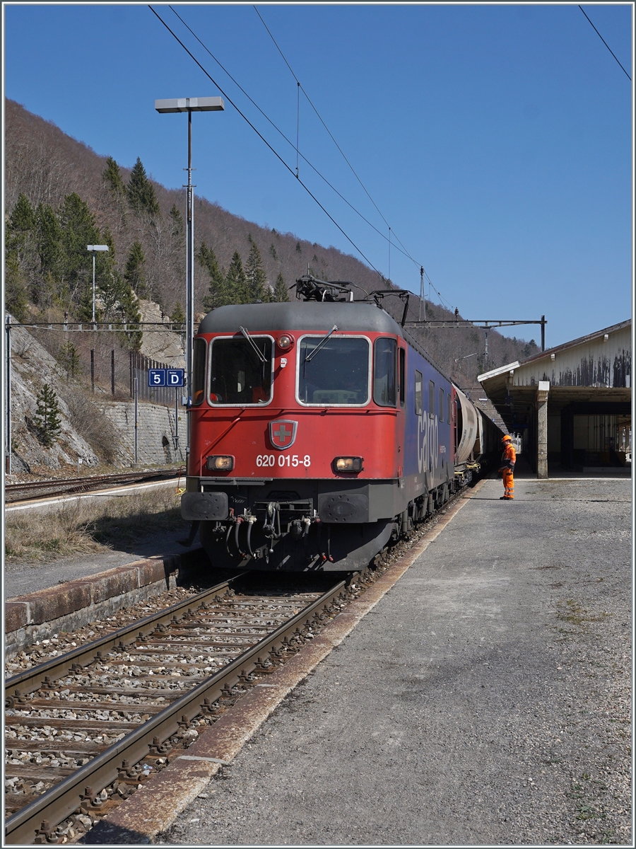 In Vallorbe wird die SBB Re 6/6 11615 (Re 620 015-8) durch eine SNCF Lok ersetzt, wobei der Fahrplan so gestaltet ist, dass der Gegenzug etwa zur gleichen Zeit in Vallorbe eintrifft und die Re 6/6 die Gegenleistung nach Domo II übernehmen kann. Doch zuvor gibt es noch ein kleines Kaisermanöver zu bewundern, wozu die Re 6/6 schon mal von ihrem angekommen Zug abgekuppelt wird.

24. März 2022