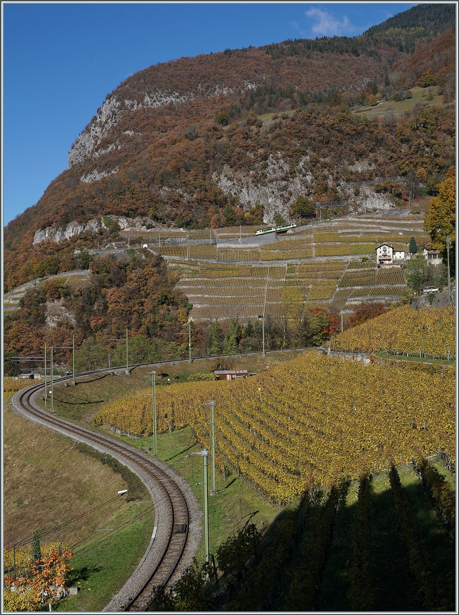 In den Weinbergen bei Aigle zeit sich im Vordergrund die Strecke der ASD, im Hintergrund ein A-L Zahnradzug auf dem Weg nach Leyin. 

5. Nov. 2021