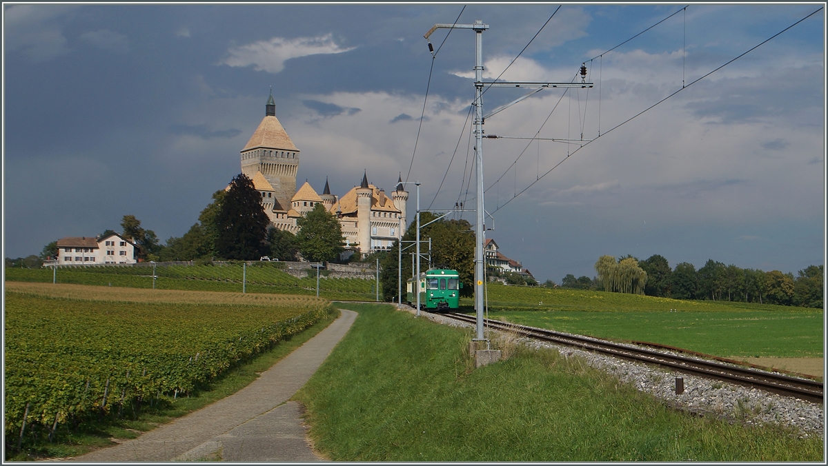 In weiten Bögen führt die Strecke der BAM am das sanft ansteigende Gelände des Jurasüdfusses Richtung Biere; hier ist beim Château de Vufflens ein BAM Regionalzug unterwegs.
8. Sept. 2014