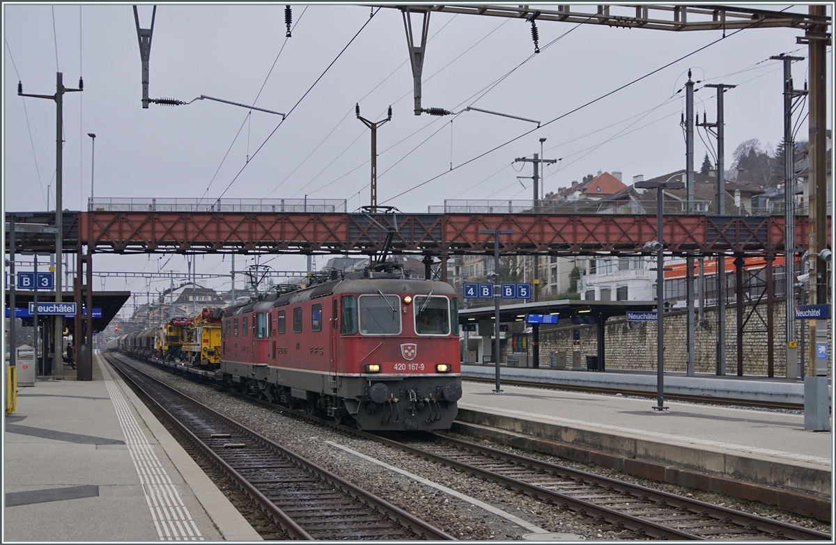 In der Westschweiz haben sich die Re 4/4 II aus dem planmässigen Reisezugverkehr verabschiedet, im Güterverkehr sind sie jedoch noch im Einsatz: Die SBB Re 4/4 II 11167 (Re 420 167-2) und eine weitere fahren mit einem Güterzug in Neuchâtel durch. 

20. Dezember 2021