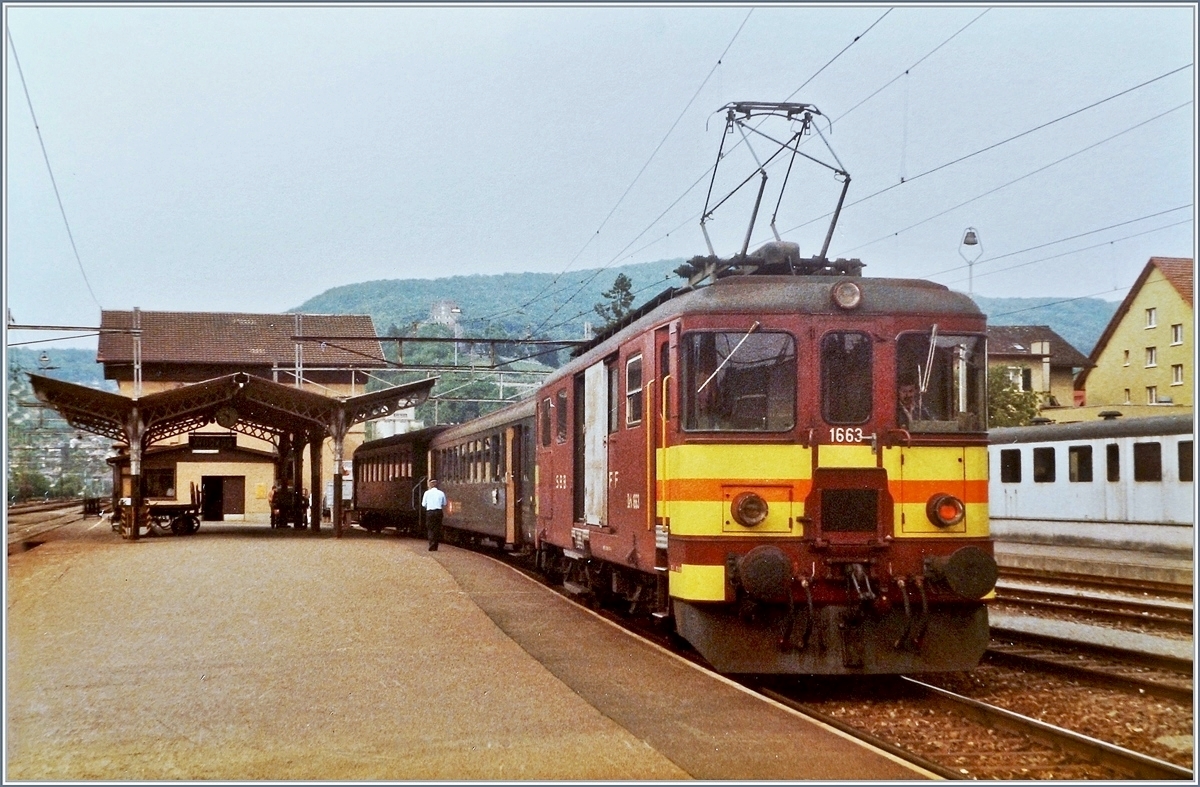 In Wildegg wartet der SBB De 4/4 1663 mit dem Regionalzug 6735 auf die Rckfahrt Richtung Lenzburg. Das Bild entstand am 26. Mai 1984. Wenige Tage spter, am 2. Juni 1984, wurde der Verkehr auf dem Seetalbahn Strecken-Abschnitt Wildegg - Niederlenz - Lenzburg Stadt - Spitzkehre Lenzburg eingestellt.