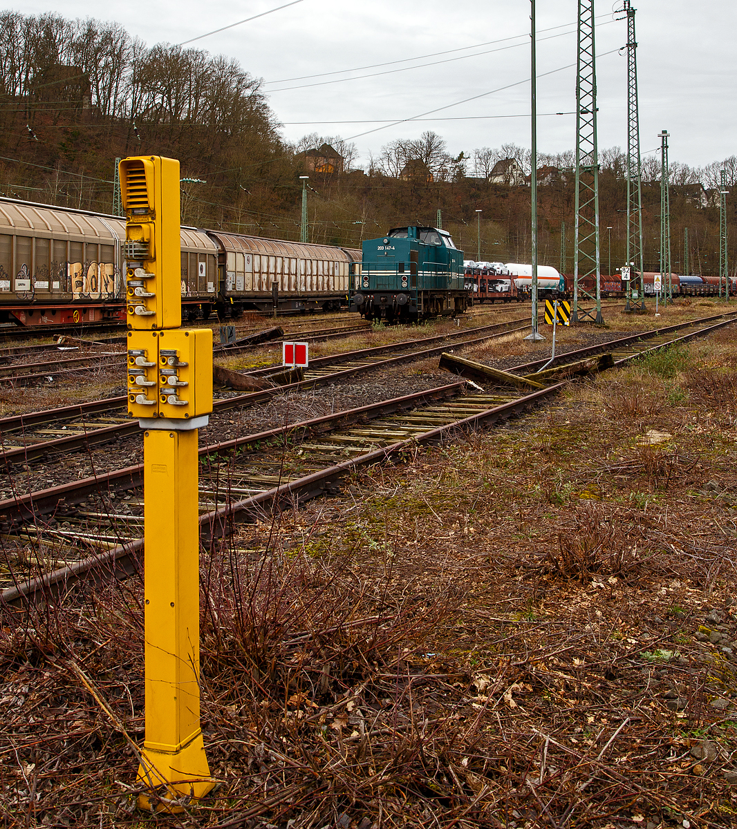 In Zeiten der Mobiltelefone und Smartphone haben sie ausgedient.....
Eine der noch vorhandenen Rufsäule / Wetterfeste Sprechstellen (Wechselsprechanlage) im Rangierbahnhof Betzdorf (Sieg) am 22.02.2022. Man muss nur wissen wen man sprechen will, jeder Knebelschalter hat einen anderen Empfänger, wir z.B. FDL für Fahrdienstleiter. Die Sprechstellen sind von der Firma Neumann Elektronik GmbH aus Mülheim an der Ruhr, die heute noch solche herstellt. 

Hinten ist die 203 147-4 (92 80 1203 147-4 D-EGOO) der e.g.o.o. Eisenbahngesellschaft Ostfriesland-Oldenburg mbH, ex DB 202 357-0, ex DR 112 357-9, ex DR 110 357-1, abgestellt.