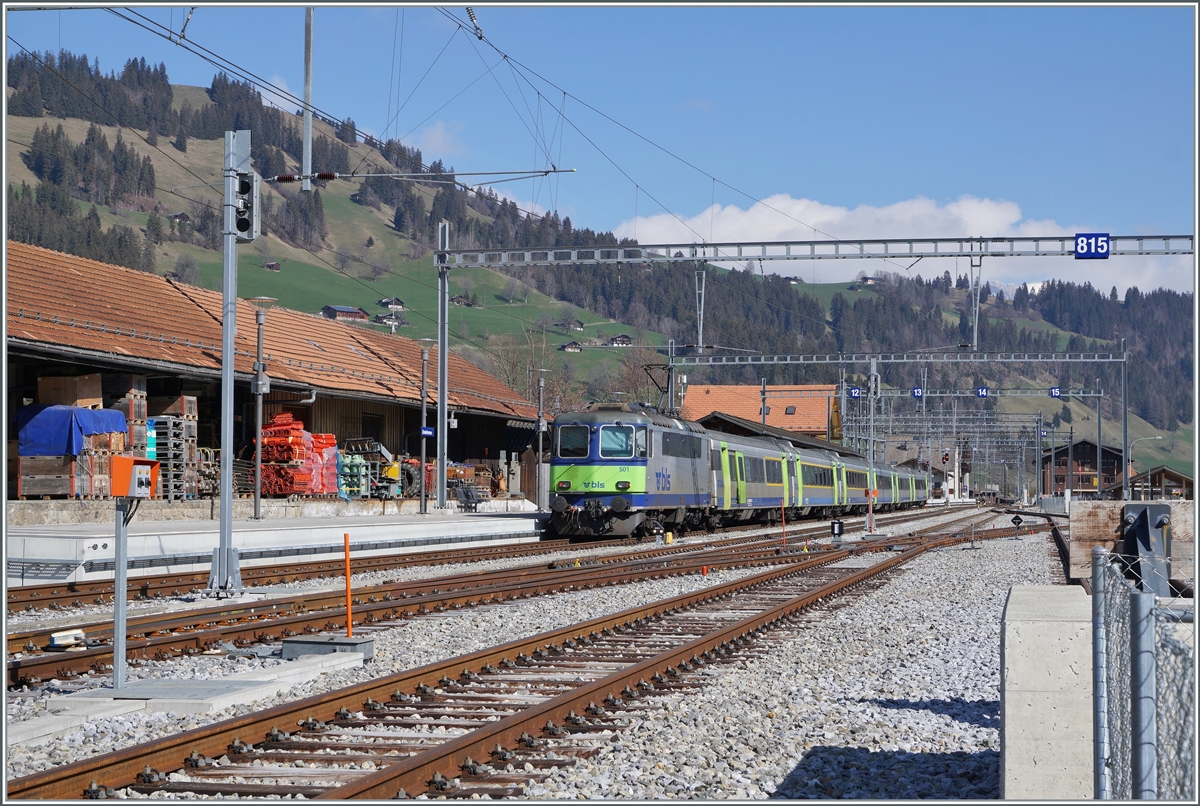 In Zweisimmen wartet die BLS Re 4/4 II 501 mit ihrem EW III RE nach Interlaken auf die Abfahrt. 

14. April 2021