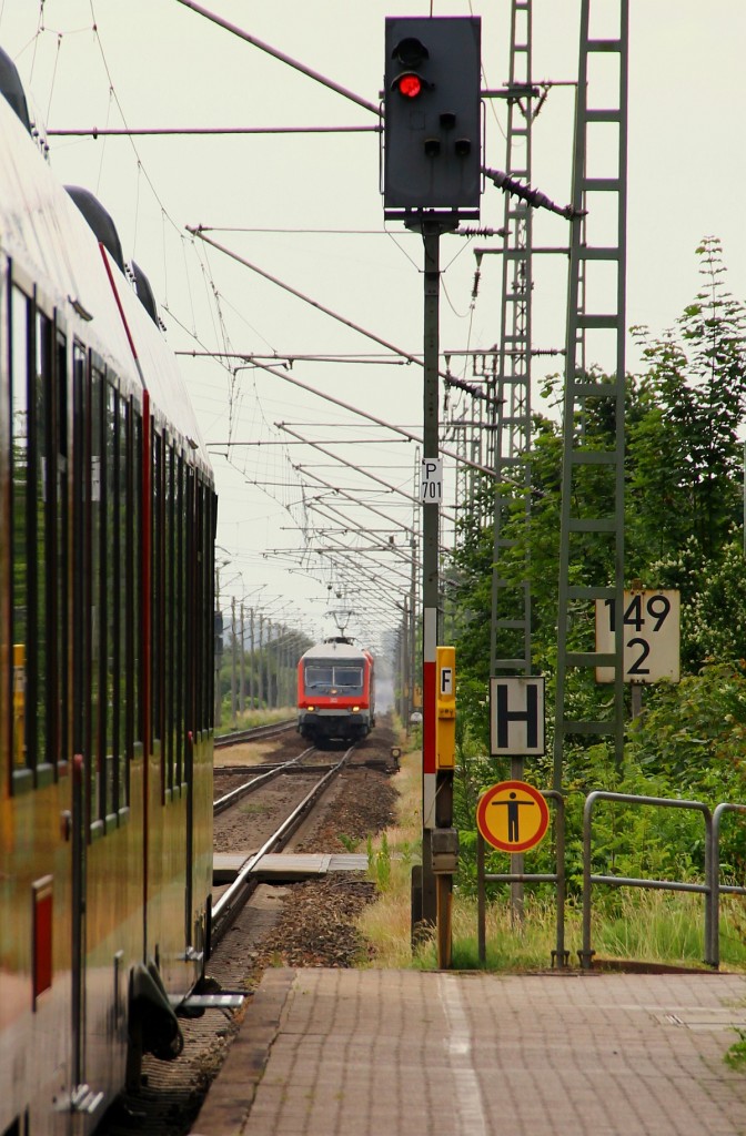 In der zweiten Version des Bildes wurde der Schnitt etwas geändert und die RB nach Flensburg die hier im Gegengleis angefahren kommt ist etwas näher dran...Jübek 19.06.2014