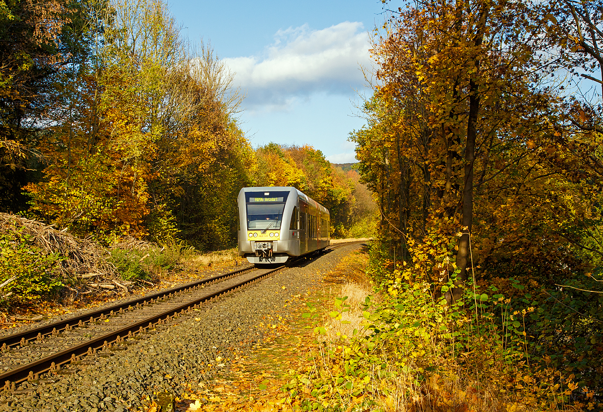 
Indian Summer: Der HLB 123 bzw. VT 526 123 (95 80 0946 423-0 G-HEB / 95 80 0646 423-3 D-HEB / 95 80 0946 923-9 D-HEB) ein Stadler GTW 2/6 der HLB (Hessische Landesbahn GmbH), ex vetus VT 123, fährt am 29.10.2016 als RB 96  Hellertalbahn  die Verbindung (Neunkirchen - Herdorf - Betzdorf), von Herdorf in Richtung Betzdorf, hier erreicht er nun bald Herdorf-Sassenroth. 

Der GTW 2/6 wurde 2000 bei DWA unter der Fabriknummer 526/005 gebaut.