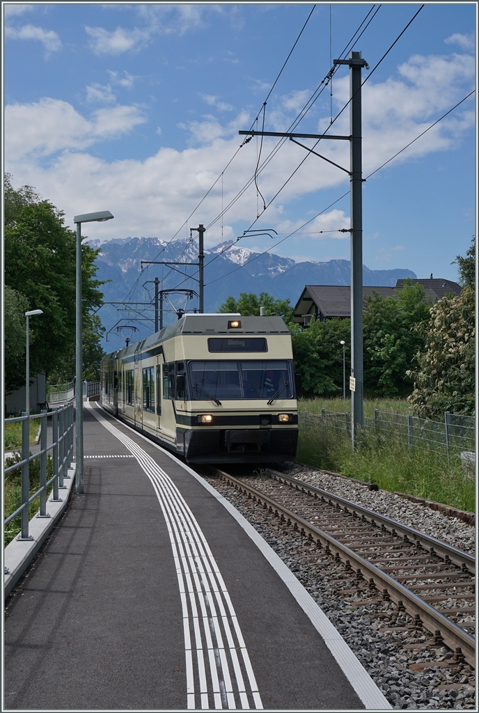 Infolge starkem Fahrgastaufkommen setzte die CEV heute, a, 16. Mai ausserordentlich zwei GTW in Vielfahrsteuerung ein. Hier hat der Regionalzug 1432 von Vevey nach Blonay Château d'Hauteville erreicht.
16. Mai 2016