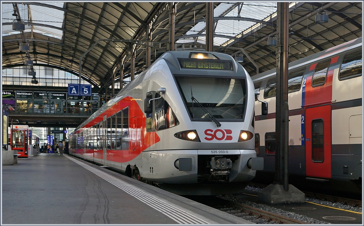 Infolge Unterwetterschäden auf dem Netz der SOB steht der SOB Flirt 526 050-5 als Voraplenexpress (VAE) Ersatzzug in Luzern.
28. Juli 2016