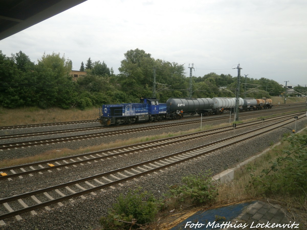 InfraLeuna 211 mit einem Kesselzug unterwegs nach Bitterfeld in Halle-Rosengarten am 8.6.15