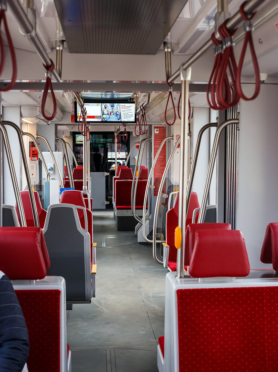 Innenraum eines fünfteiligen STADLER Zweirichtungs-Multigelenk-Stadtbahnwagen in Niederflur-Bauweise vom Typ Tramlink V3 der neuesten Generation (Tramlink 2.0). Hier der Meterspur-Straßenbahn-Triebwagen StH ET 127 der Stern & Hafferl Verkehrsgesellschaft m.b.H. am 14 Januar 2025 in Vorchdorf. 