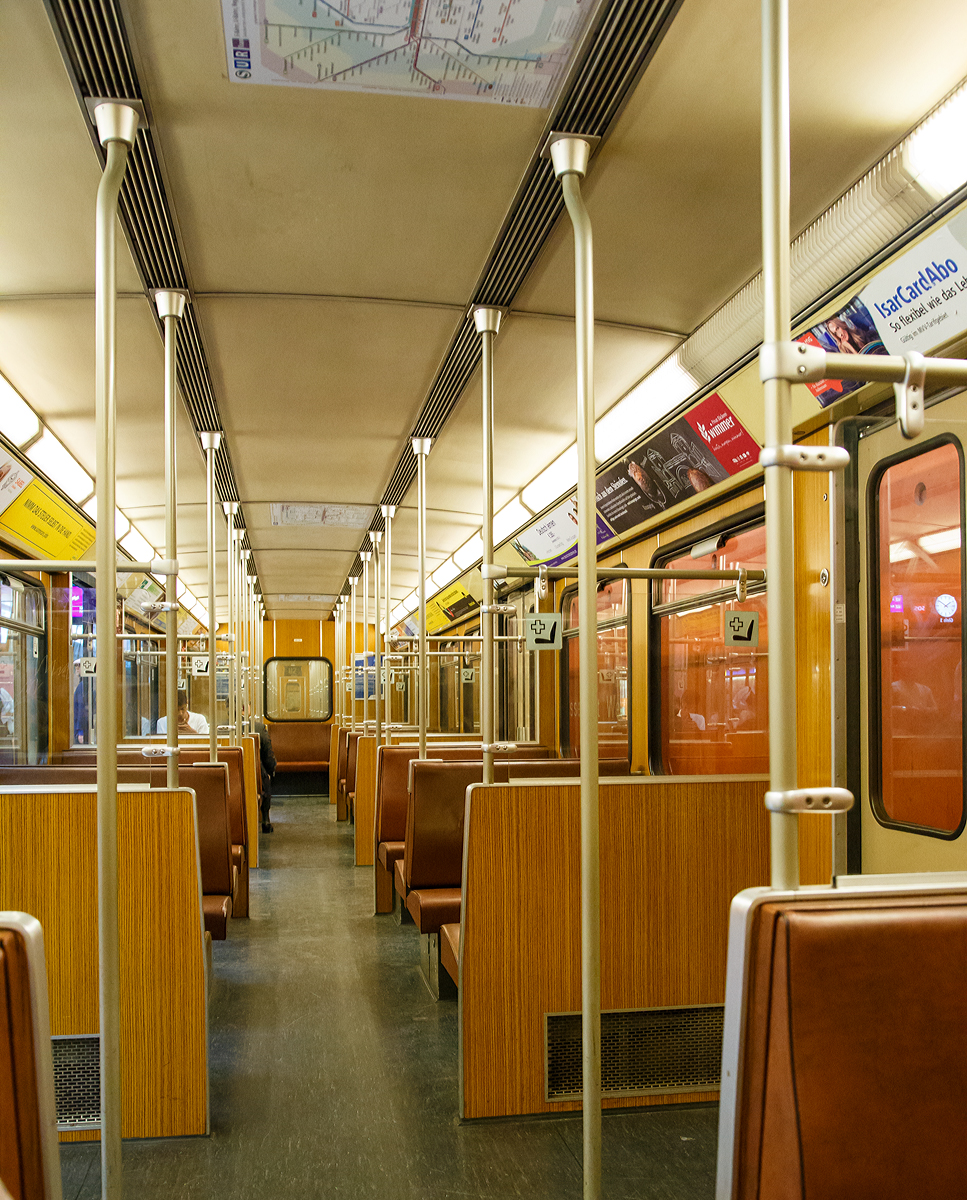 Innenraum der MVG-Baureihe B2.8 der Münchener U-Bahn (Baujahr 1994) am 05.06.2019.