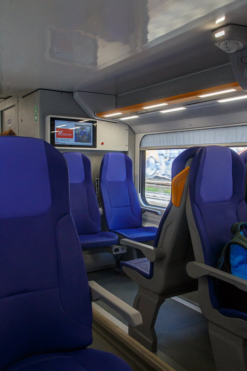 Innenraum im Unterdeck eines fünfteiligen Trenitalia “Rock” ETR 521 (vierteilig ETR 421 / sechsteilig ETR 621) am 22.07.2022 im Bahnhof Monterosso.