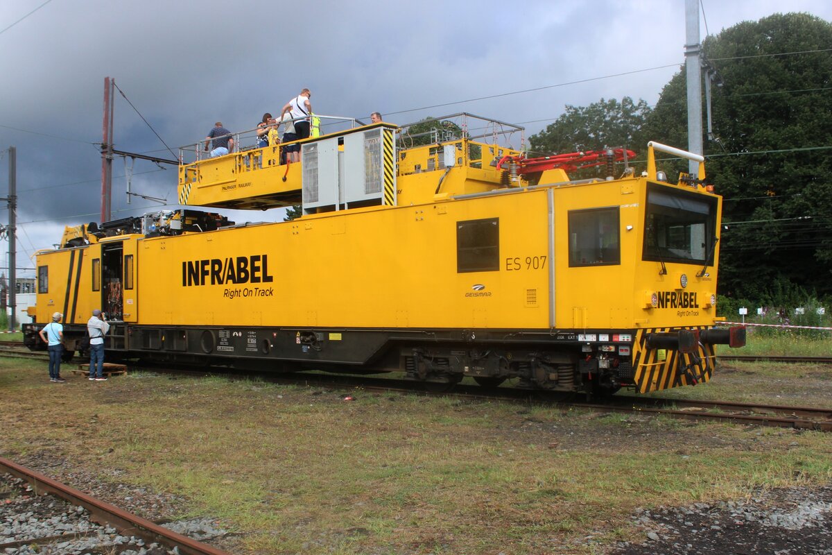 Ins Retrotrain -das in Saint-Ghislain ansassige Museum der PFT-TSP- knnte u.A. am offener Tur Tag 17 Augustus 2024 Infrabel ES907 fotografiert werden.