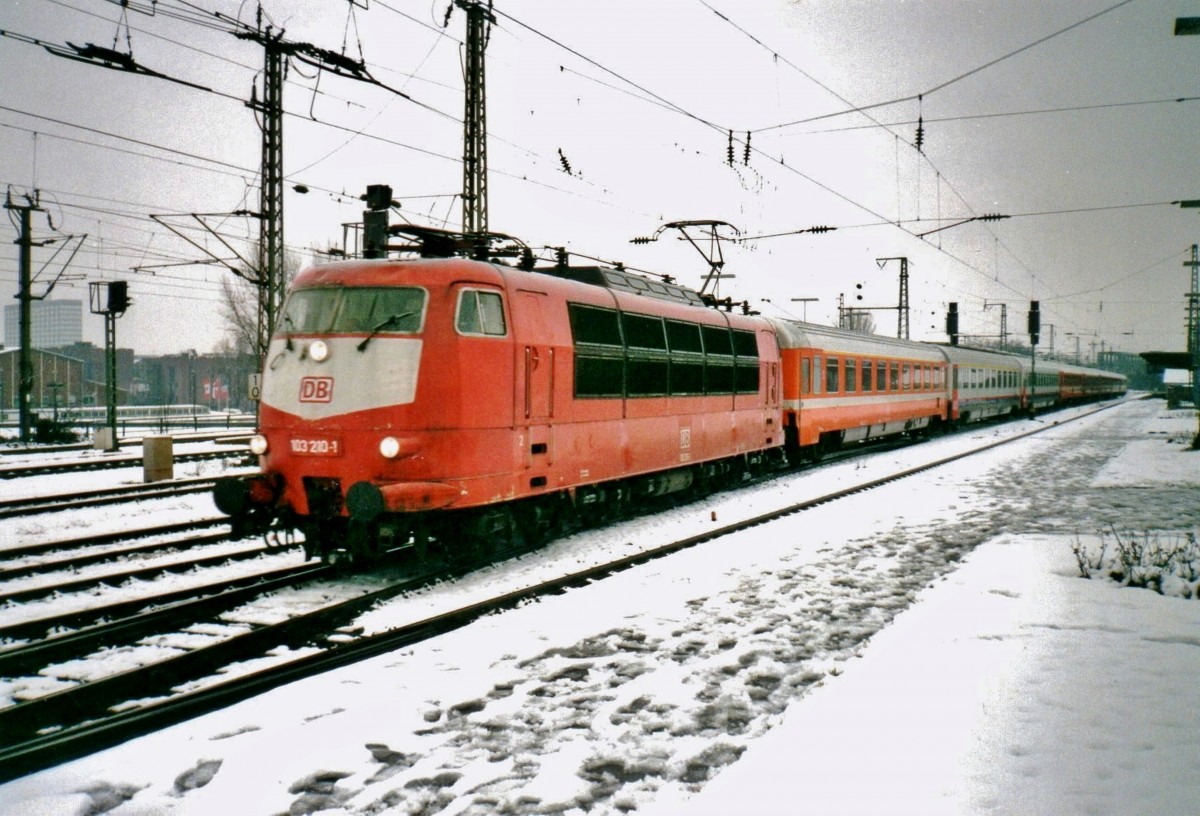 Ins verscheiten Kln-Deutz fahrt 103 210 mit NMBS-Garnitur fr ein D-Zug nach Oostende am 1 Februar 1999.