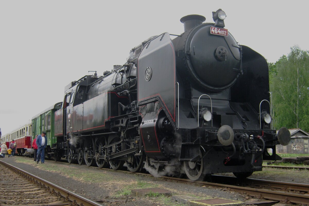 Inspektion am 464.102 in Luzna u Rakovnika am Morgen von 13 Mai 2012 bevor der Abfahrt mit ein Dampfpendelzug.