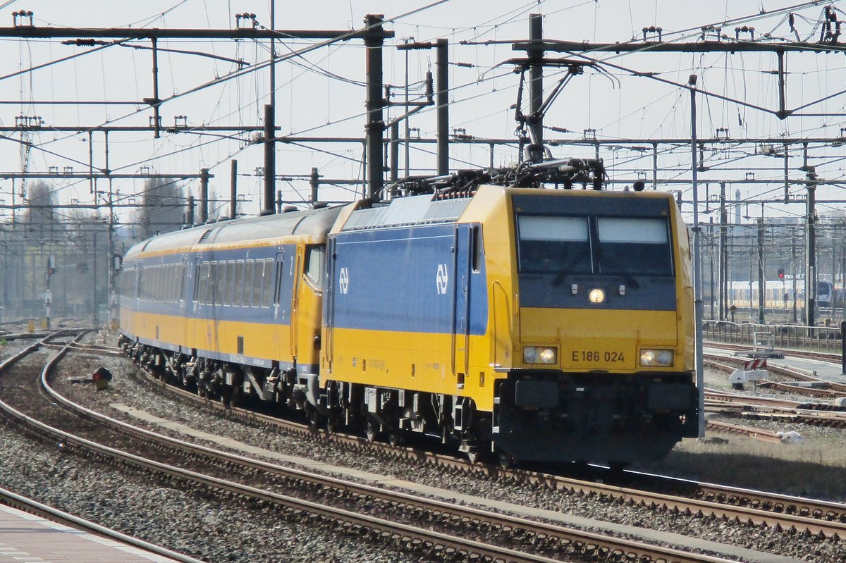 Intercity aus Amsterdam mit 186 024 treft am 26 März 2017 in Rotterdam Centraal ein.