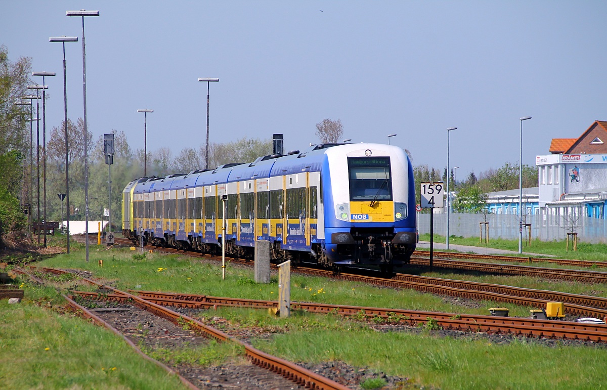 InterConnex? Nein. Eine NOB von Westerland hat gerade Einfahrt in Husum, Schublok ist 223 010-0/ER20-010. Husum-Nord 27.04.2014