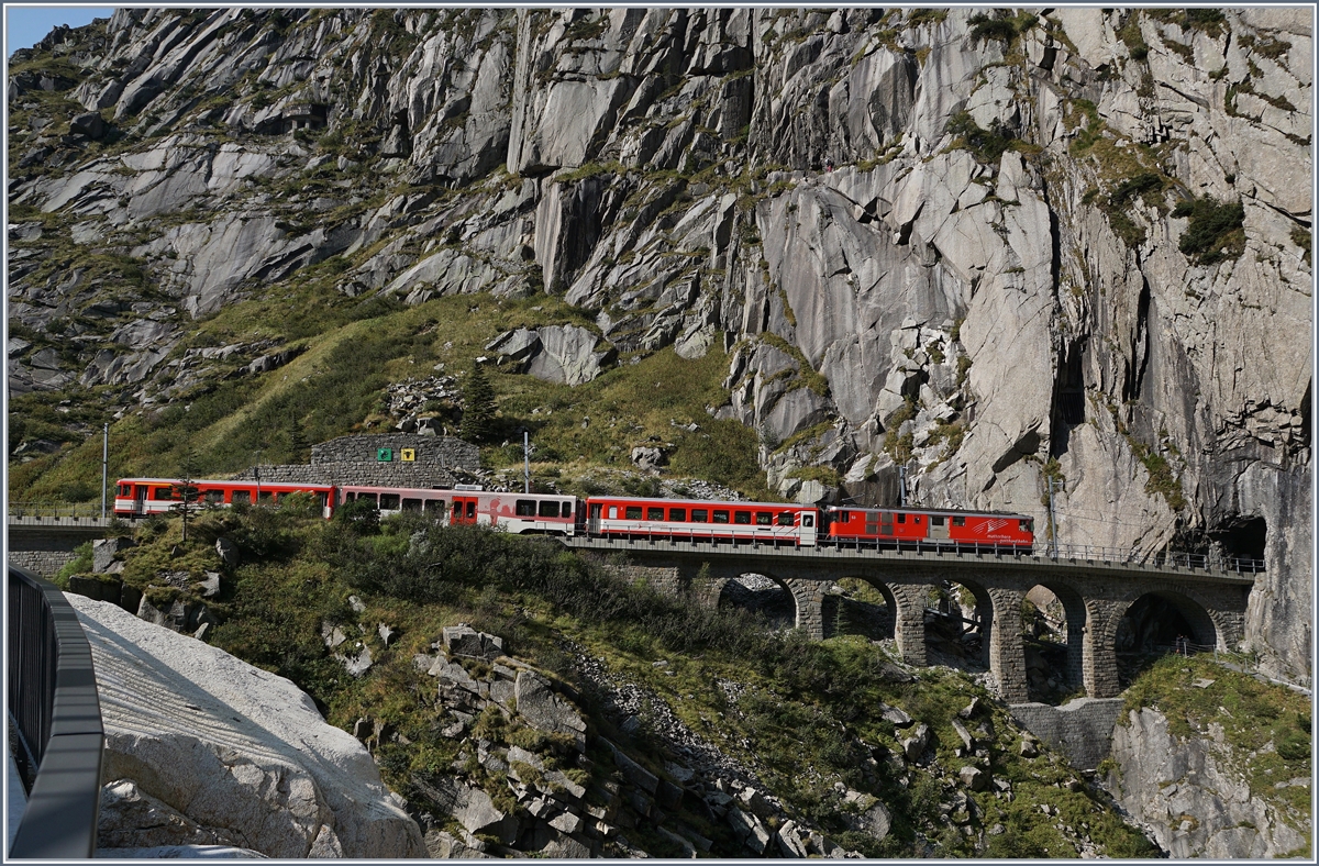 Interessante Szenen, wenn auch nicht einfach zu fotografieren zeigen sich in der Schöllenenschlucht: Ein MGB Regionalzug nach Göschenen hat Andermatt verlassen und wird gleich den Tunnel bei der Teufelsbrücke einfahren. 

13. Sept. 2020