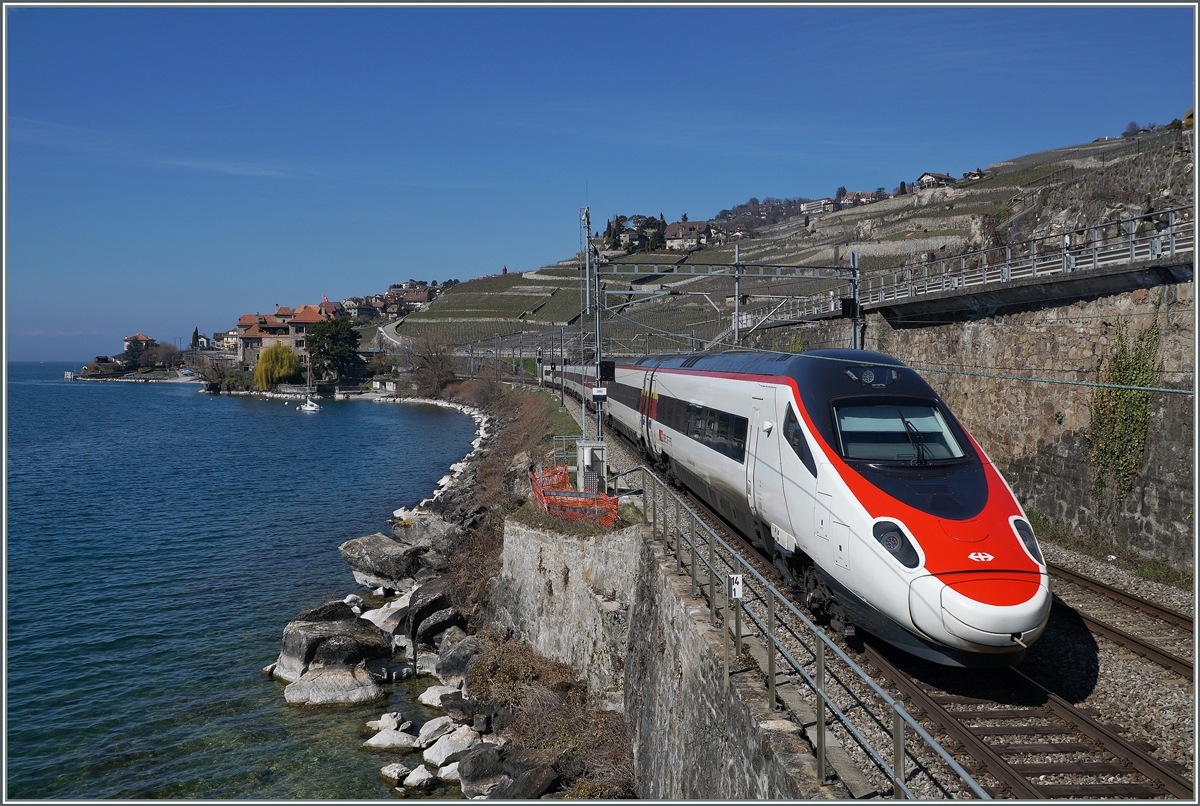 Internationaler Verkehr am Genfersee bei St-Saphorin: Ein SBB RABe 503 ist als EC 32 von Milano nach Geneve unterwegs.
26. März 2016