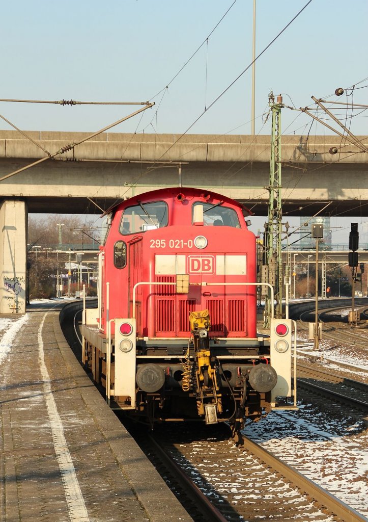 Inzwischen an ein privates EVU verkauft dieselt hier die 295 021-0 noch im Kleid der DB durch HH-Harburg. 31.01.2012