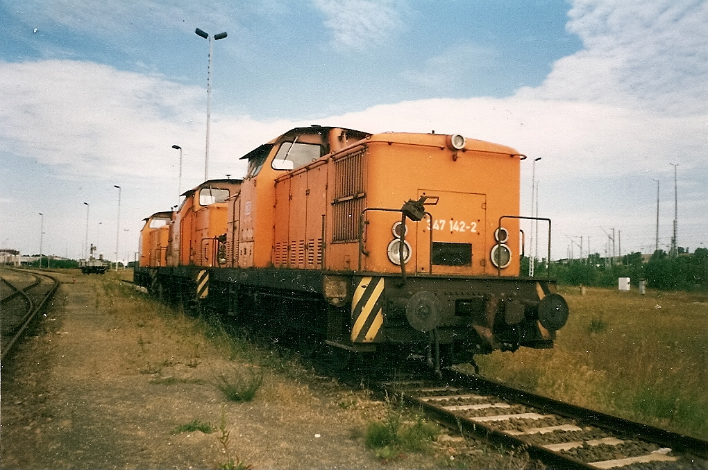 Inzwischen gibt es 347 142 nicht mehr.Hier stand die Lok noch im guten Zustand in Mukran.