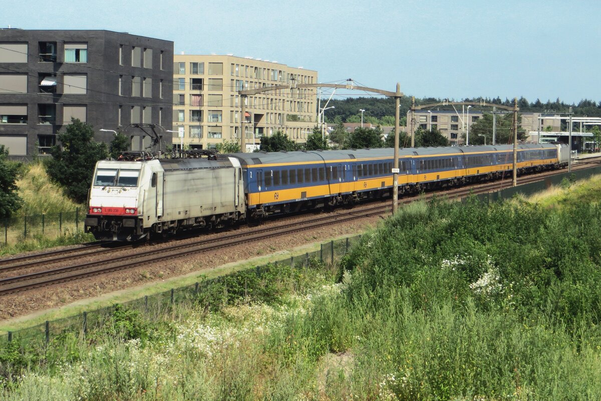 Inzwischen verschwunden ist das Hüglein bei Tilburg-Reeshof von wo Mann u.Ä. dieses Bild von NS 186 238 samt IC-Direct am 23 Juli 2021 machten könnte.