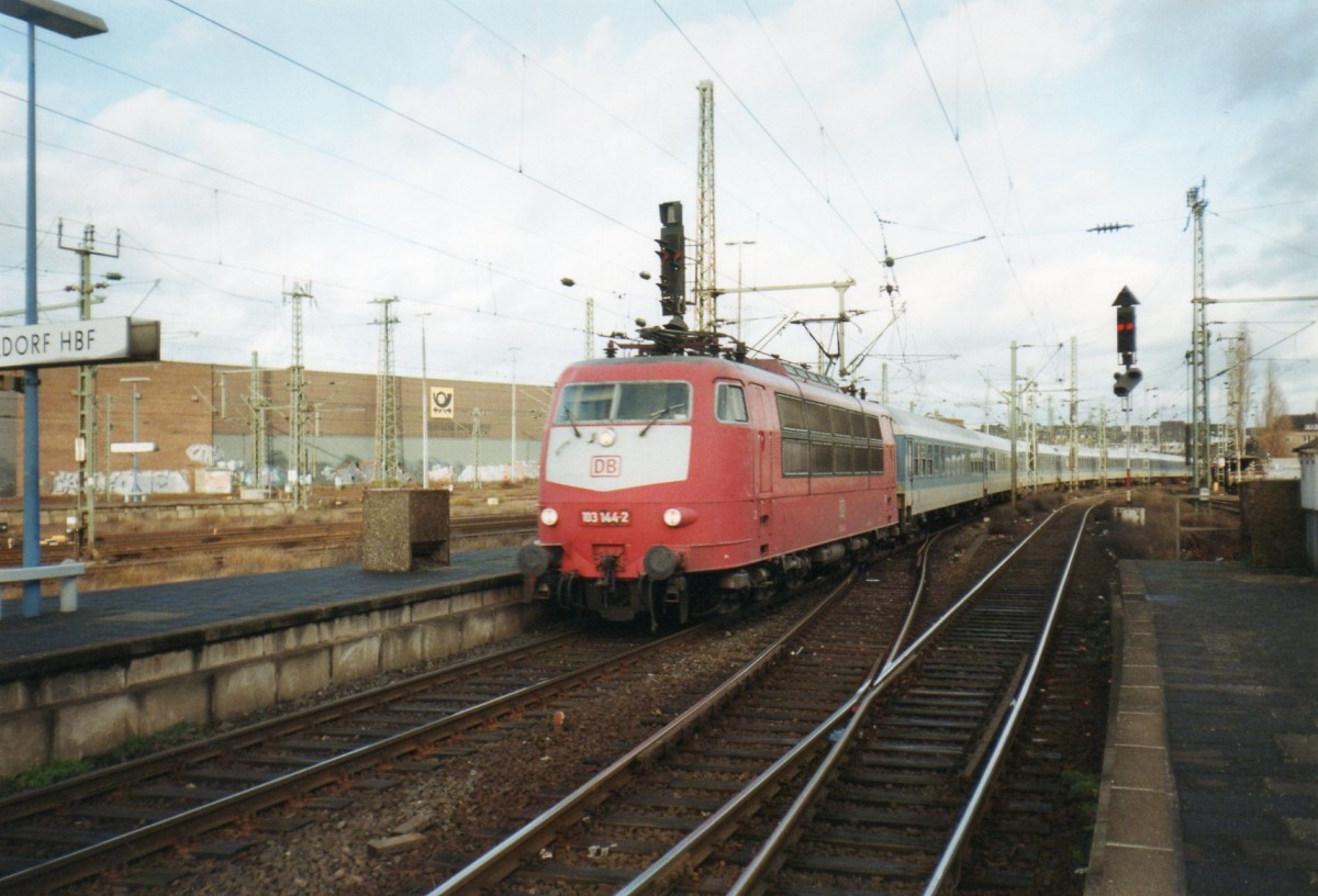 IR-Klazssiker in Dsseldorf Hbf: 103 144 am 12 Juli 2000.