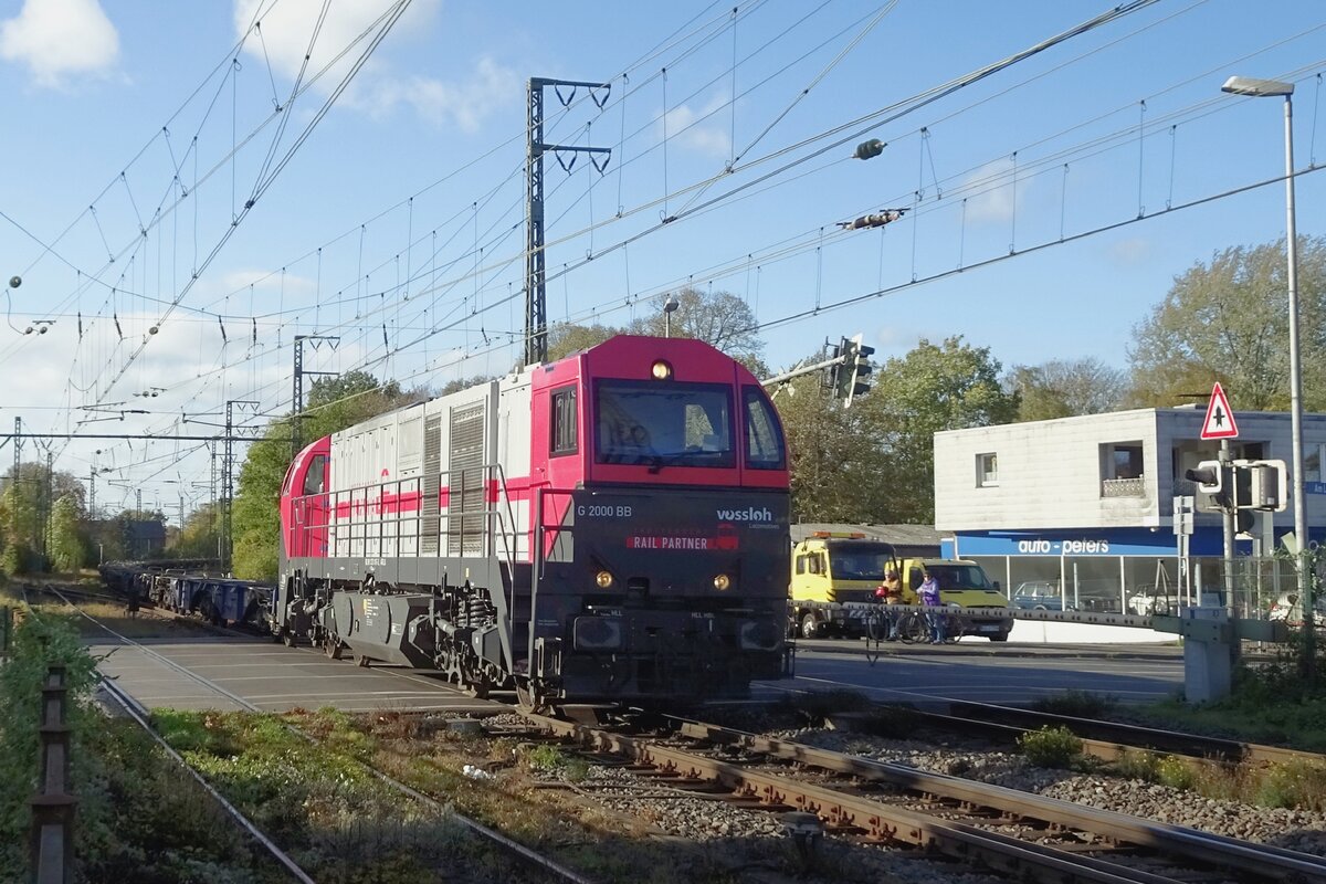 IRP 2104 schleppt ein ganz leeren Containerzug in Emmerich am 1 November 2022.