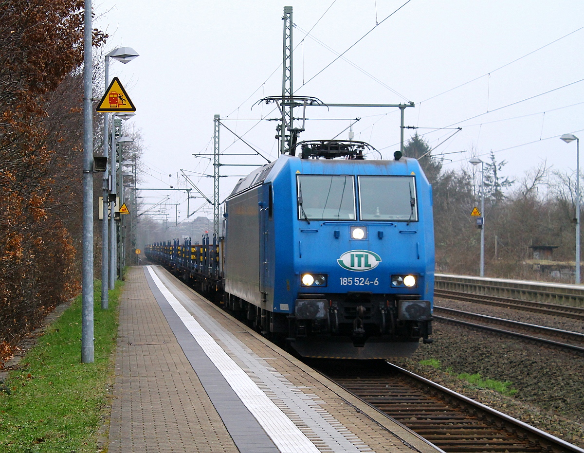 ITL 185 524-6 rauscht hier mit 20 Rs Wagen beladen mit Langschienen durch Schleswig. 12.02.2015