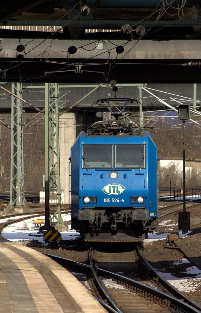 ITL 185 524-6 rollt hier langsam in den Bhf HH-Harburg hielt kurz und verschwand dann wieder. HH 23.03.2013