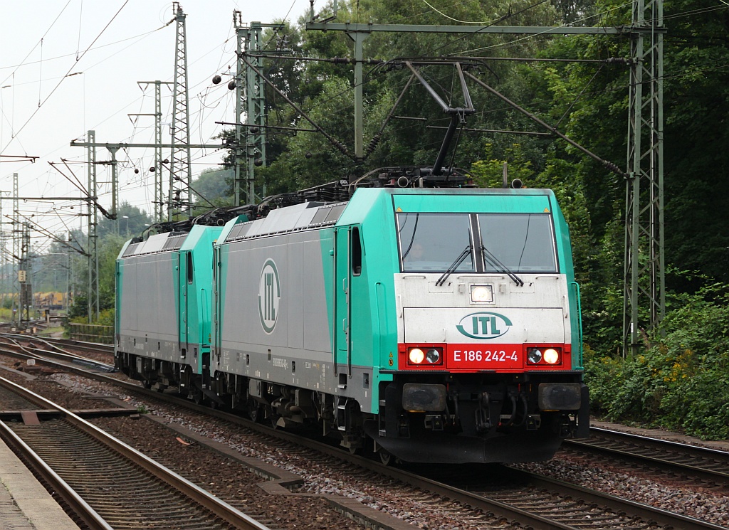 ITL 186 242-2 und 186 131 durchfahren den Bahnhof HH-Harburg. 07.90.12