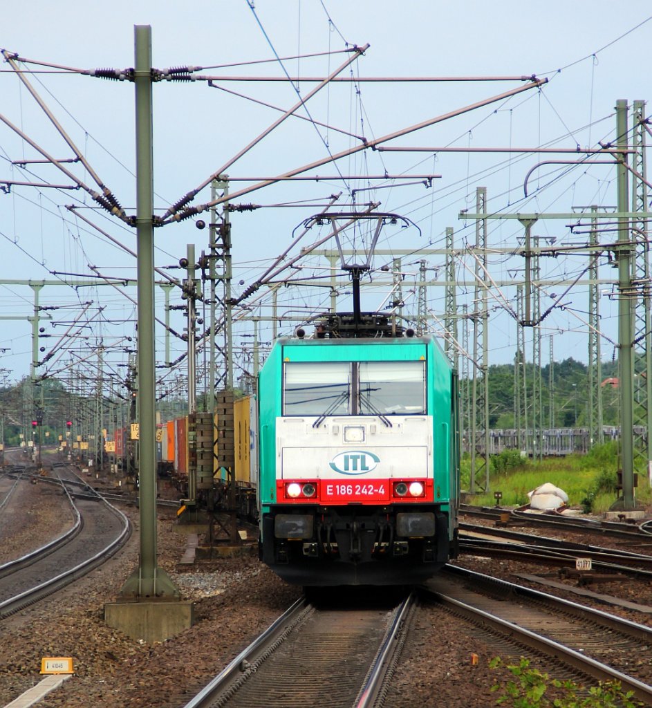 ITL 186 242-4 mit Containerzug in HH-Harburg. 21.06.12