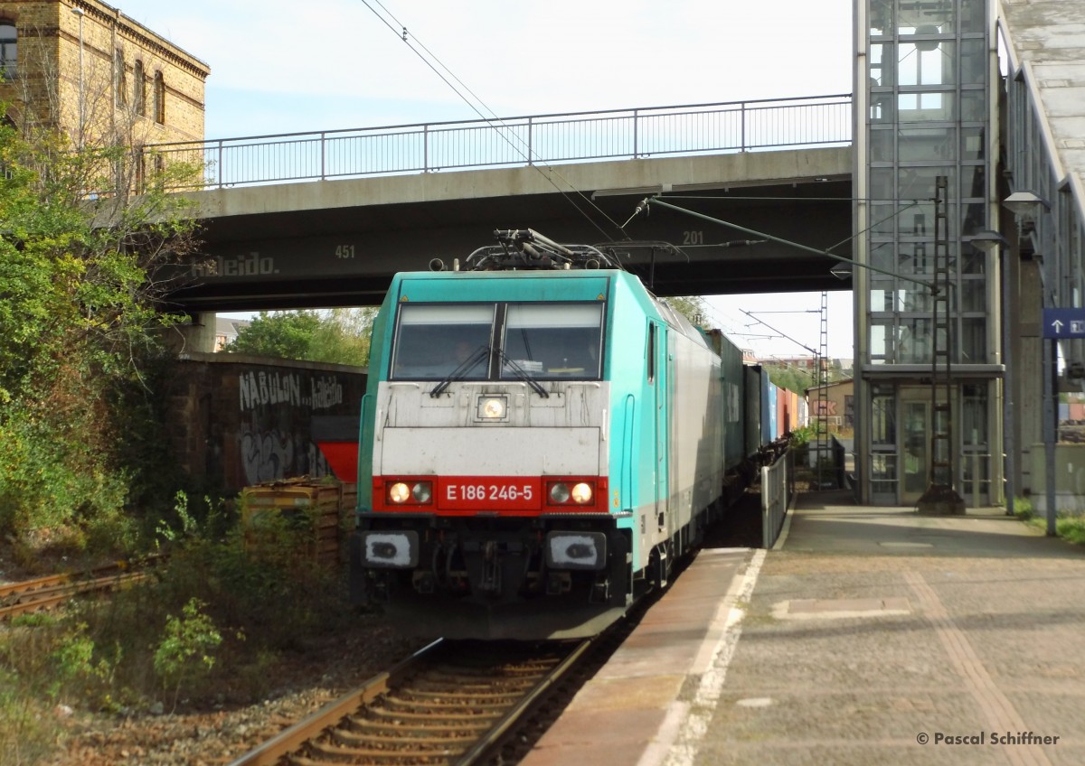 ITL 186 246 mit einem Containerzug aus Prag in DD-Friedrichstadt, 04.10.2013.