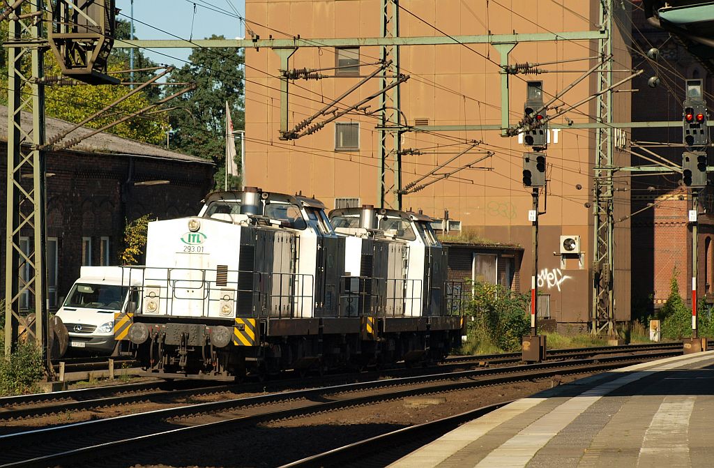 ITL 293.01(293 512-0)und 293.02(293 513-8)durchfahren hier den Bahnhof Hamburg-Harburg 15.10.2011