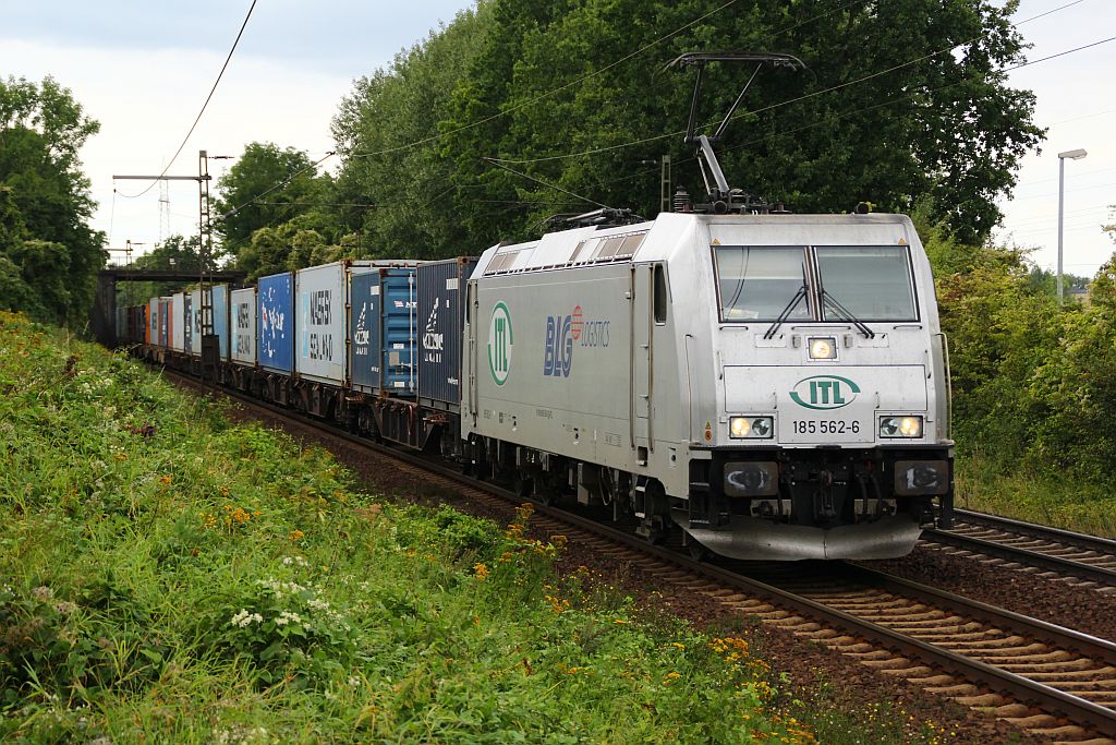 ITL/BLG 185 562-6 rauscht hier mit einem langen Containerzug bei Hannover-Ahlten über die Gleise. 01.09.2012