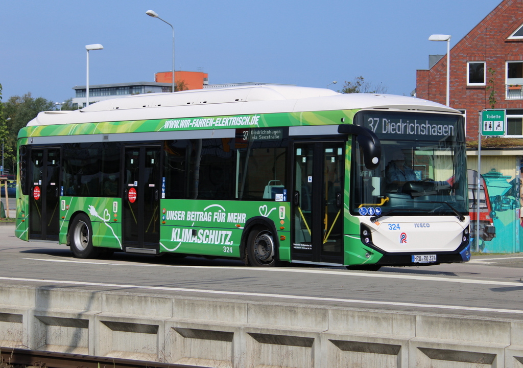 Iveco E-Way 12 m Niederflur von der Rostocker Straenbahn AG als Linie 37 von Diedrichshagen nach Warnemnde Werft in Warnemnde-Werft.11.06.2022