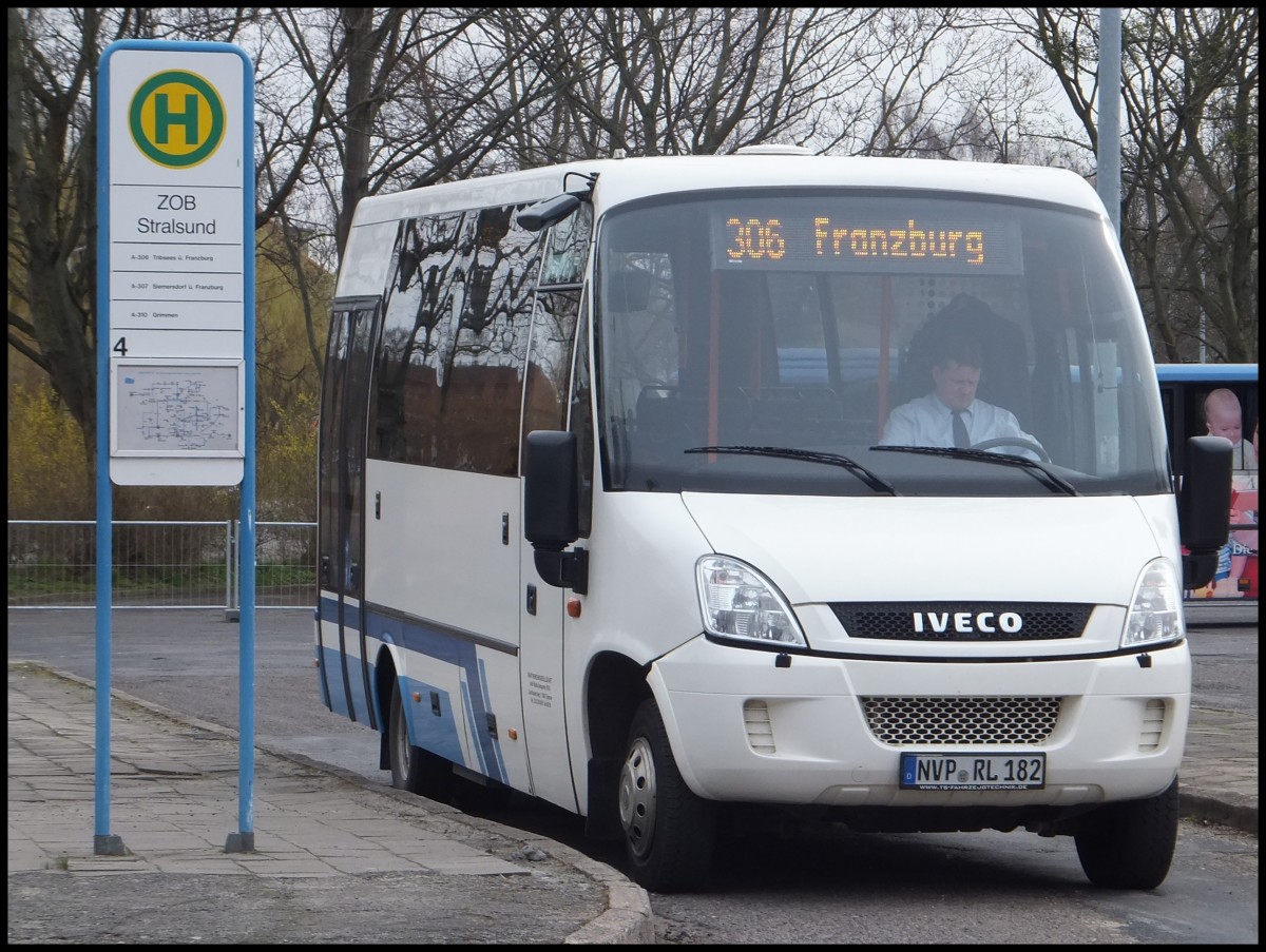 Iveco Kleinbus der Kraftverkehrsgesellschaft mbH Ribnitz-Damgarten in Stralsund.