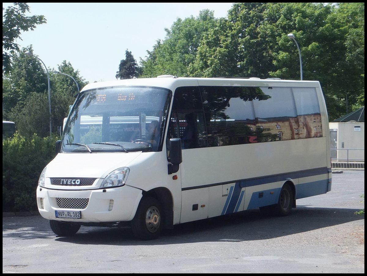 Iveco Kleinbus der Kraftverkehrsgesellschaft mbH Ribnitz-Damgarten in Stralsund.