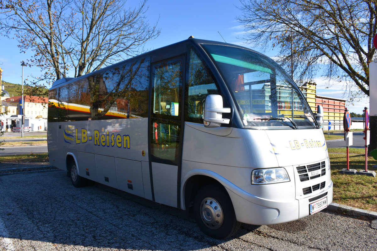 IVECO Kleinbus von LB Reisen aus Wien in Krems.