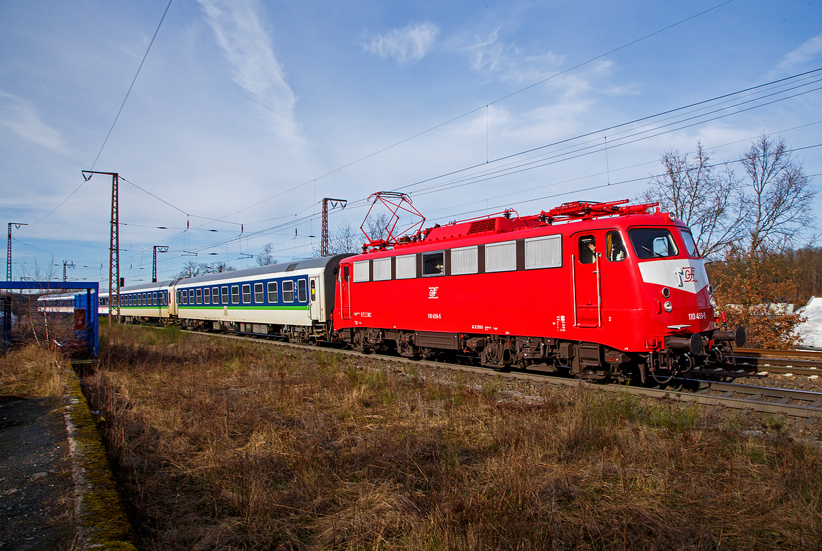 Ja, auch nochmal einen lieben Gruß zurück an den freundlich grüßenden Lokführer....Wobei ich doch sehr von der Fahrt überrascht wurde, da das folgende Vorsignal noch nicht „grün“ war, so war mein Fotopunkt ungeschickt.

In orientrot  mit Latz  die Bügelfalten E 10 GfF 110 459-5 (91 80 6110 459-5 D-GfF) der Gesellschaft für Fahrzeugtechnik mbH (GfE - Gesellschaft für Eisenbahnbetrieb mbH), fährt am 12.02.2022 mit einem leeren n-Wagen-Zug (2. Klasse Nahverkehrswagen) der TRI Train Rental GmbH, durch Rudersdorf (Kr. Siegen) in Richtung Gießen/Frankfurt a.M..

Die Lok wurde 1967 von Krauss-Maffei in München-Allach unter der Fabriknummer 19234 gebaut, die Elektrik ist von SSW (Siemens-Schuckert-Werke, Berlin). Sie wurde als E 10 459 an die Deutsche Bundesbahn geliefert. Mit der Einführung des EDV-Nummernsystems wurde sie zum 01.01.1968 zur DB 110 459-5, im Dezember 2005 ging sie an die DB AutoZug GmbH und wurde so nun zur DB 115 459-0 als solche wurde sie im September 2020 an die GfF  verkauft und auch erst als 91 80 6115 459-0 D-GfF geführt, seit der Revision und Neulackierung in orientroter Farbgebung im Oktober 2021 wird die wieder als 110 459-5 geführt.