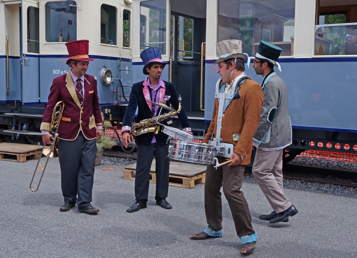 JAHRESRUECKBLICK 2014
von Walter Ruetsch
JULI
TPC/ASD: Am 5. Juli 2014 feierte die ASD ihr 100-jähriges Jubiläum vor dem alten ASD-Depot in Aigle. Dabei wurden die vielen Festbesucher aus Nah und Fern den ganzen Tag mit Live-Bands musikalisch unterhalten. An diesem besonderen Anlass wurde auch der in den Ursprungszustand  zurückversetzte historische Zug bestehend aus dem BCFe 4/4 1 und dem C 34 ein zweites Mal eingeweiht.