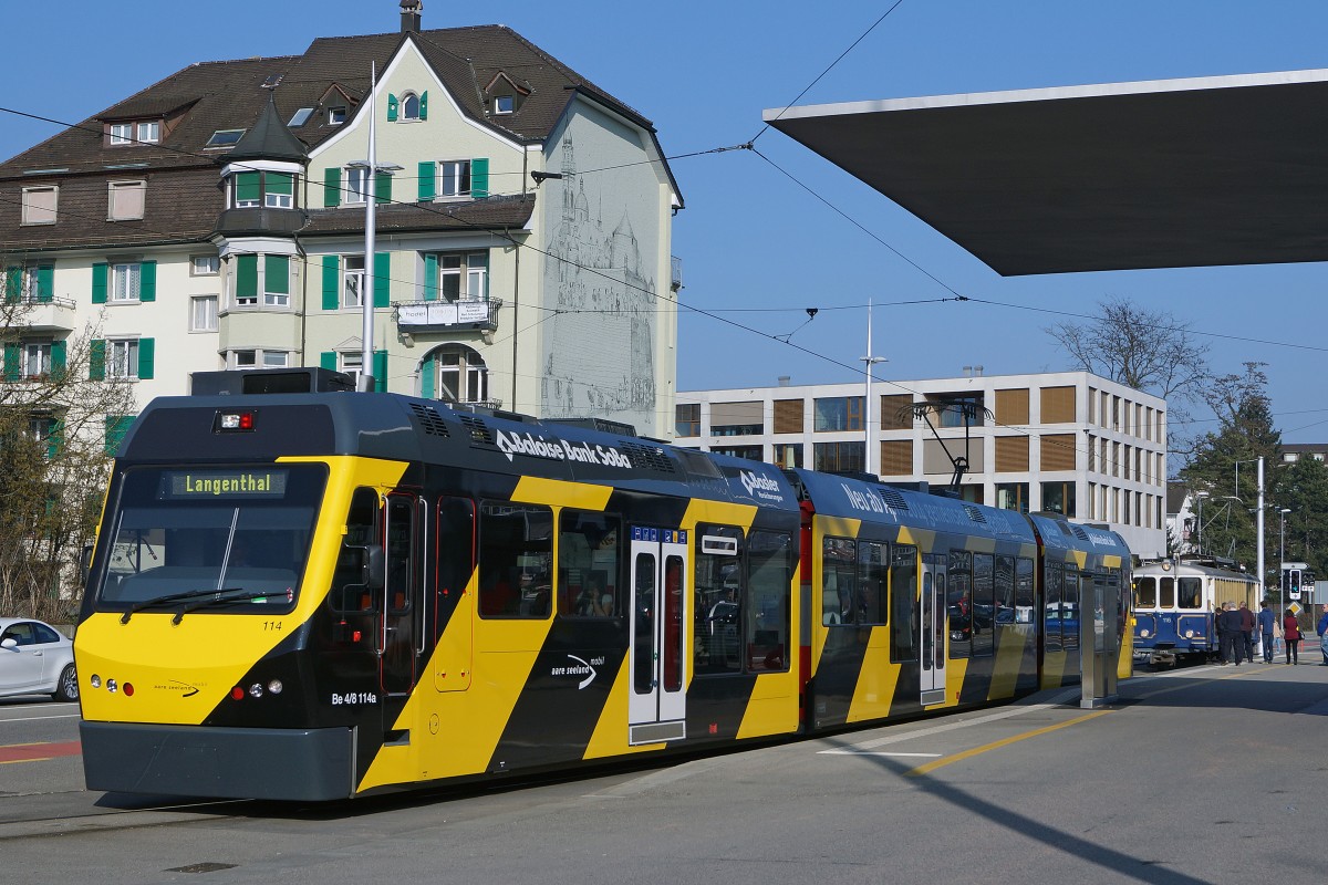 JAHRESRUECKBLICK 2014
von Walter Ruetsch
MAERZ
ASm: Sehr seltene Begegnung auf der Endstation Solothurn-HB mit dem Be 4/8 114 (einziger  STAR  mit Vollwerbung) und dem dunkelblauen Bre 4/4 116 (ex LJB CFe 4/4 1) aus dem Jahre 1907. Dank der Zweckentfremdung zum BUFFETWAGEN ist dieses historisch sehr wertvolle Fahrzeug bis heute erhalten geblieben.