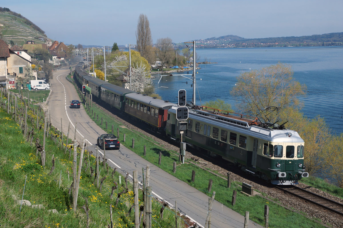 Jahresrückblick 2016
von Walter Ruetsch, Riedholz
April
Whisky Zug mit dem BDe 4/4 II 201 vom Verein Pendelzug Mirage am Zugsschluss bei Twann am 10. April 2016.
