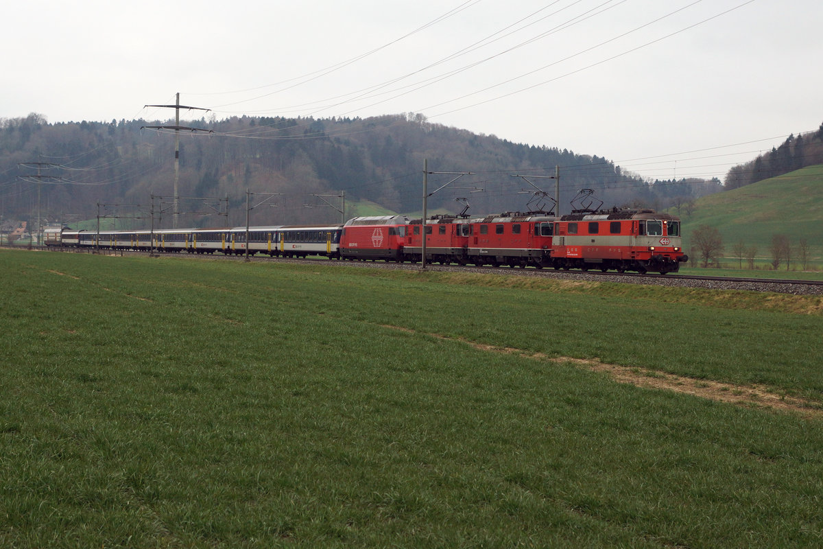 Jahresrückblick 2016
von Walter Ruetsch, Riedholz
März
SBB:
Re 4/4 II 11108, 11114, 11140 und Re 460 088, der achtteiligen EW-I-Komposition, einem B 21-70 und einem A IC 2000 bei Hermligen am 14. März 2016 als planmässiger „Leichenzug“ 28543 ab Bern bis Olten unterwegs.
