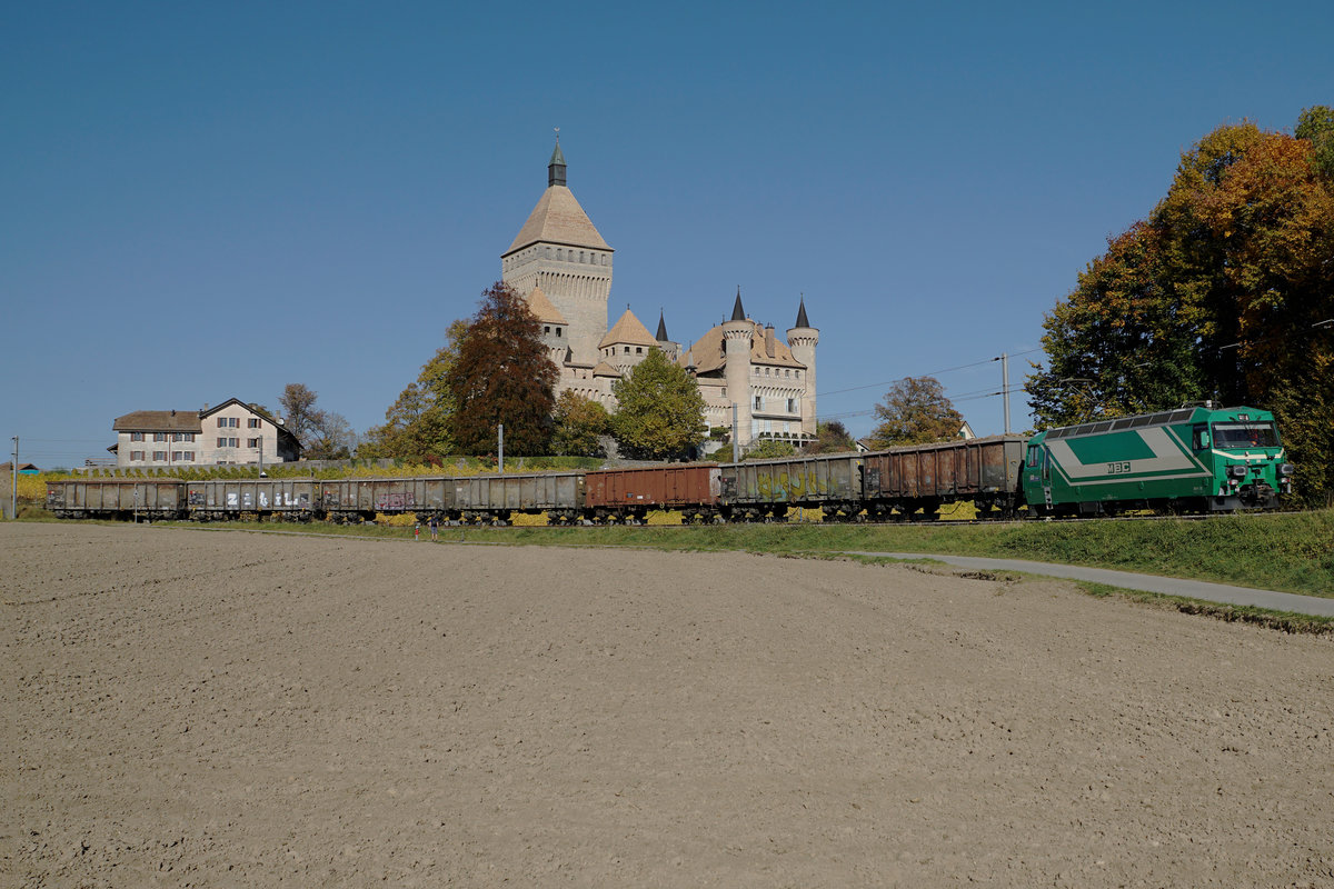 Jahresrckblick 2017
von Walter Ruetsch, Riedholz
OKTOBER
MBC/BAM: Transports de la Rgion Morges Bire Cossonay.
Einer der letzten Zuckerrbenzge mit der Ge 4/4 22 und 7 EAOS, verladen auf Rollbcken, bei Vufflens le Chteau am 17. Oktober 2017.
