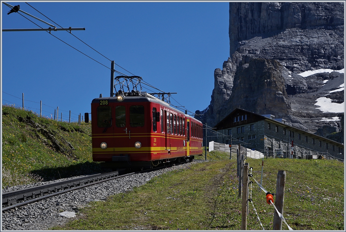 Je näher man sich der dunken Felswand nähert, ja unwirtlicher wird es, doch der Vogle ganz links oben im Bild wäre fast der  Bildausrichutng  zum Opfer gefallen...
Ein  klassischer  JB Zug verlässt die Station Eigergletscher.
8. August 2016