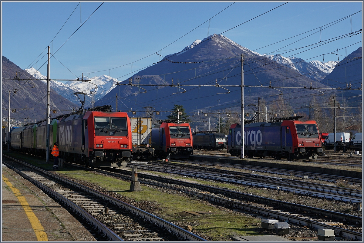 Jede Menge SBB Re 484 in Domodossola: Re 484 001 , 007 und 003 im RoLa Verkehr, bzw in Rangierdienst fr die RoLa; dazu gesellen sich noch eine SBB International Re 474 und zwei BLS RAe 485. 
11. Mrz 2017