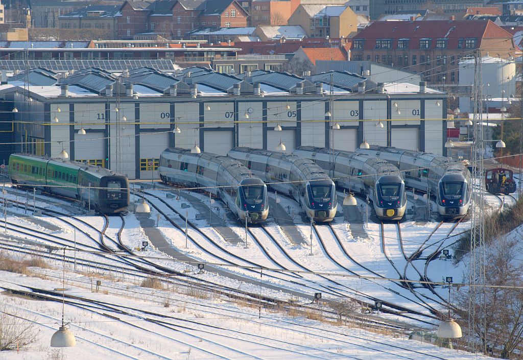 Jeden Sonntag standen zahlreiche IC4 Triebwagen vor dem Werk in Aarhus abgestellt, diesmal war auch der  grüne Zug  (Umweltschutzwerbung)dabei sowie der kleine Rangiertraktor 276(KöfII). Aarhus 21.02.2010 