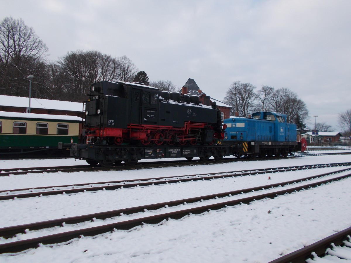 Jeden Tag kann das Abfahrtsignal für die PRESS 346 001 kommen und 99 1783 verläßt Putbus.Aufnahme am 01.Februar 2015.
