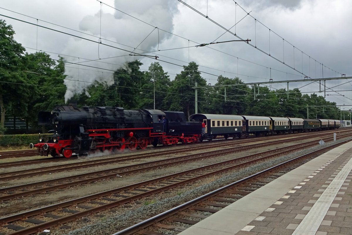 Jeder tag fahrt ein VSM-Dampfzug von Beekbergen nach Apeldoorn und zurück. So auch am 15 Juli 2019; der zug, gezogen von 52 8139, verlässt Apeldoorn um 11;45. 